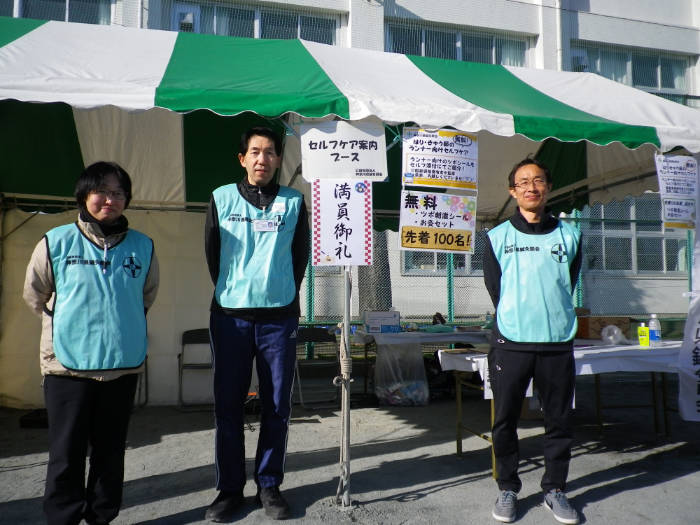 満員御礼とスタッフの写真